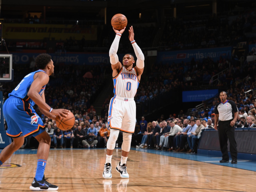 威少外线手感爆棚,干拔三分势不可挡 在这场比赛中,威少展示了他难得的手感火热