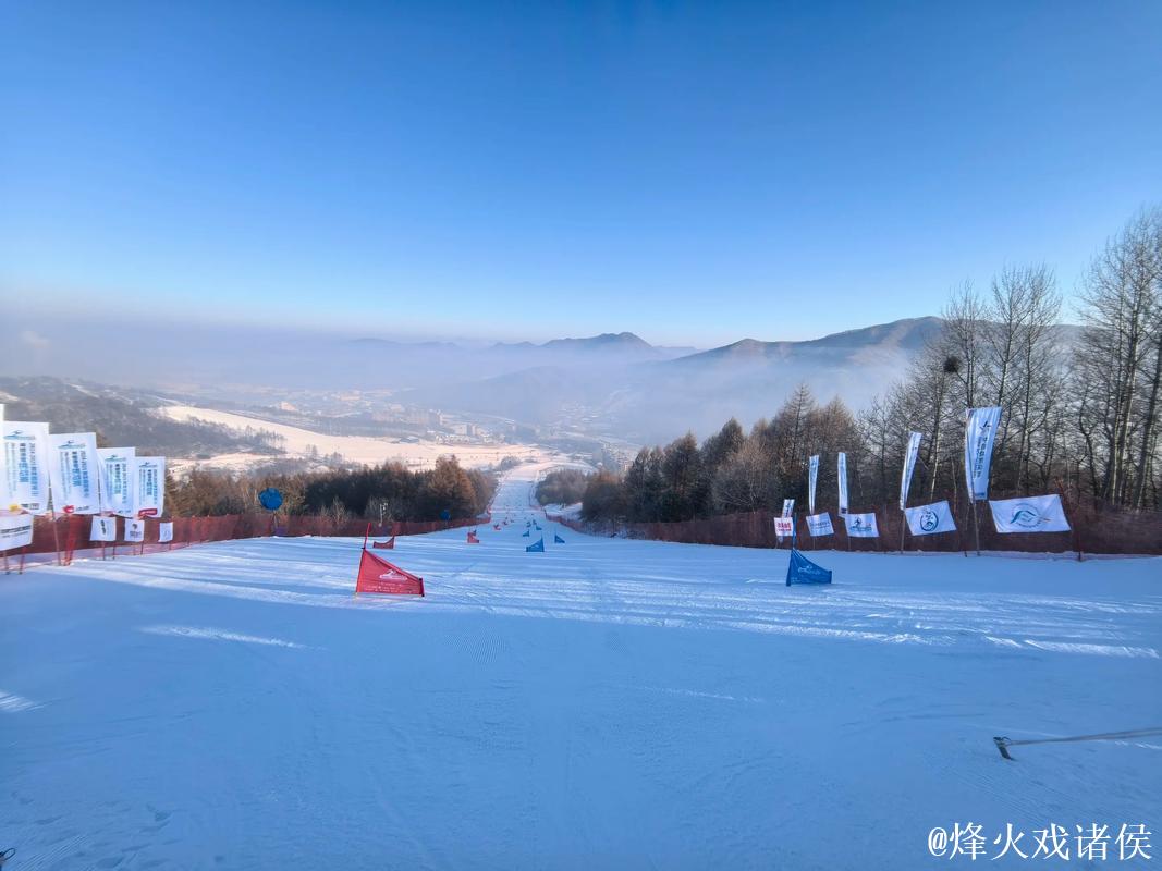 吉林国际高山与单板滑雪赛及吉林省青少年滑雪挑战赛拉开帷幕 吉林国际高山与单板滑雪赛及吉林省青少年滑雪挑战赛拉开帷幕